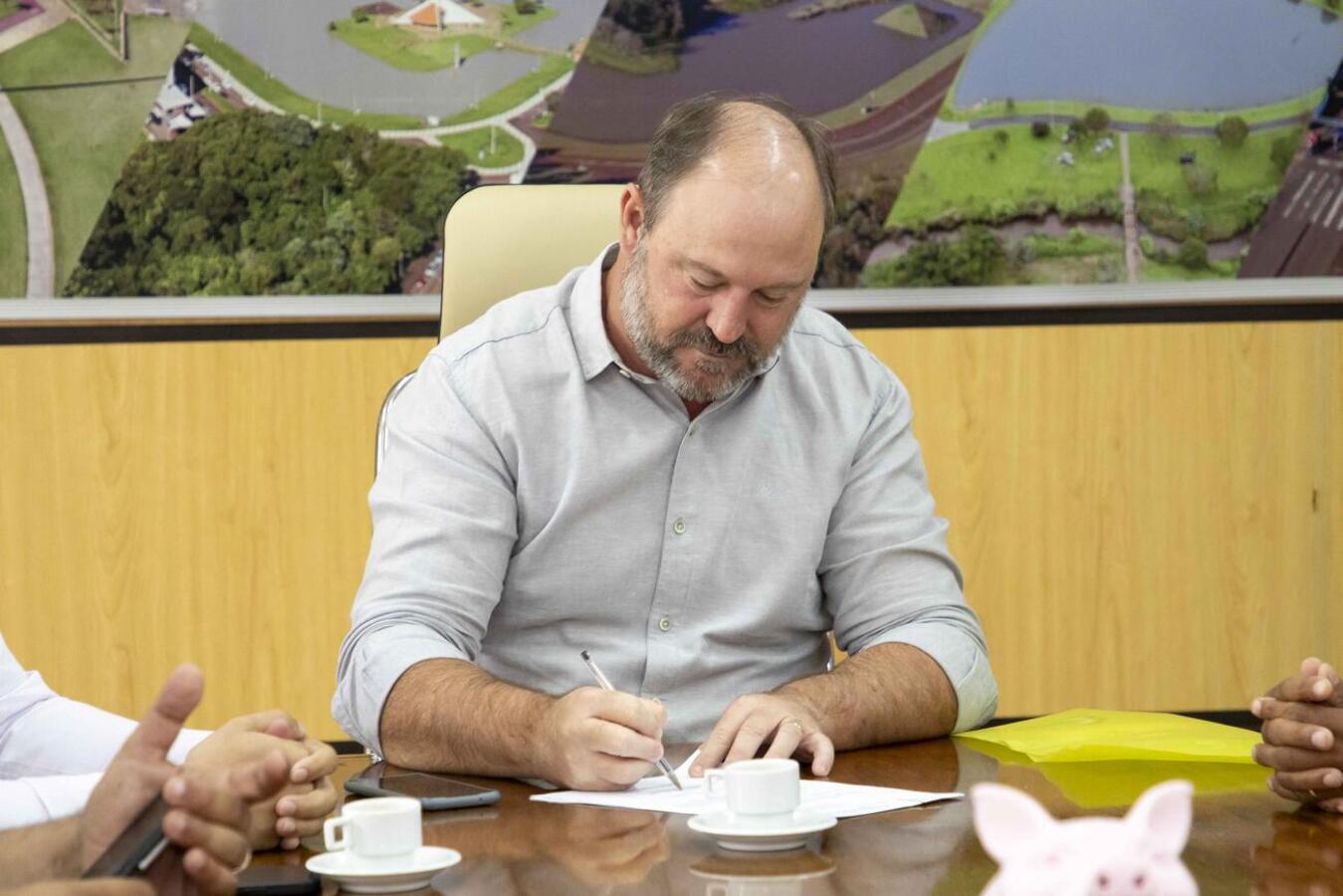 Documento foi assinado na manhã desta quarta (26) pelo prefeito em exercício Ademar Dorfschmidt e presta homenagem póstuma ao ex-vereador Zé Borracha