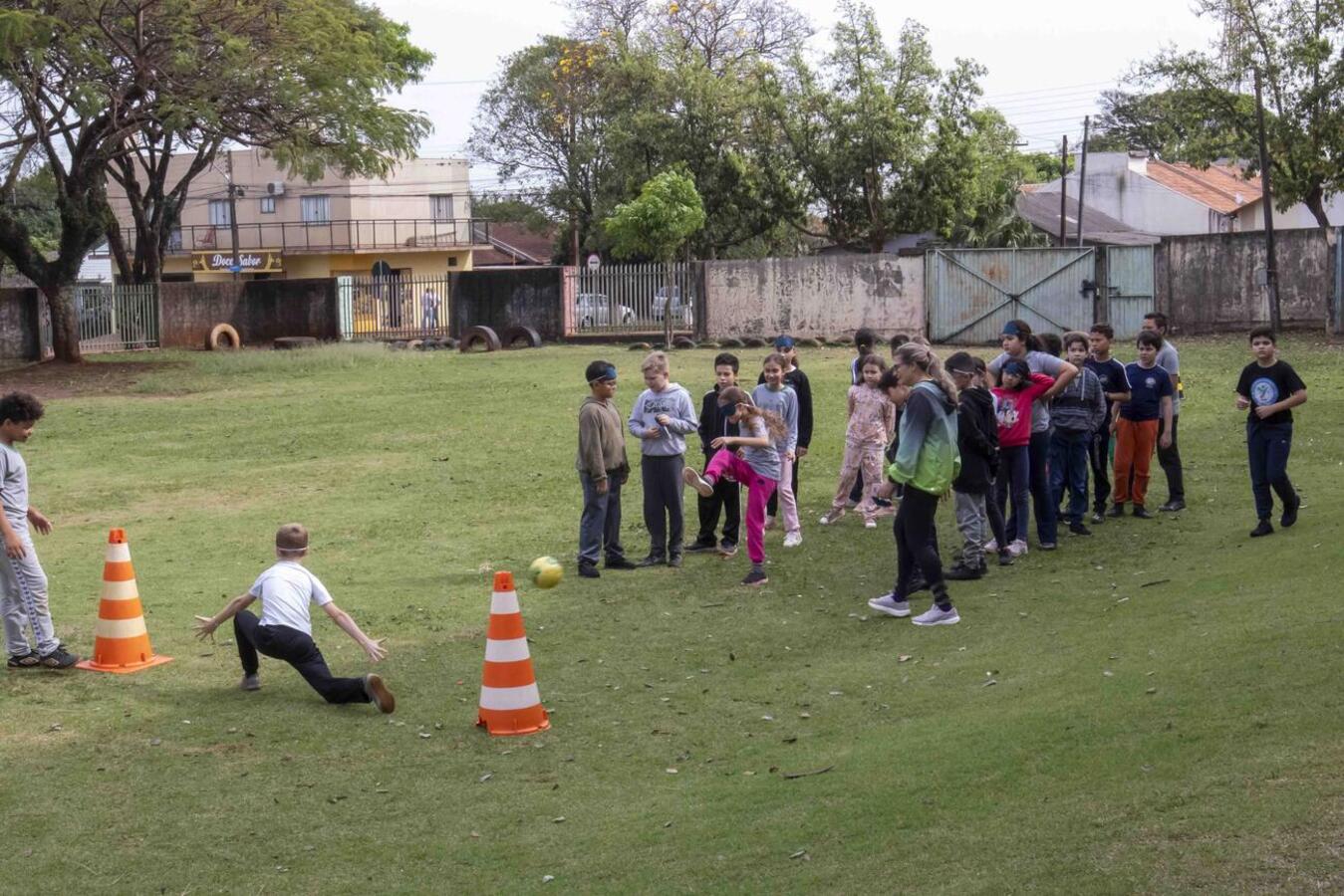 Com modalidades adaptadas, crianças praticam jogos com olhar de mobilidade reduzida