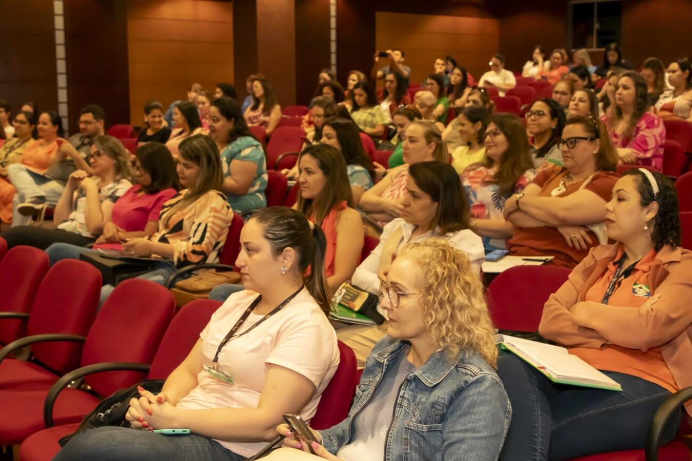Realizadas no auditório da PUCPR/Toledo, atividades do evento seguem até sexta-feira (22) com palestras e oficinas com especialistas em educação especial