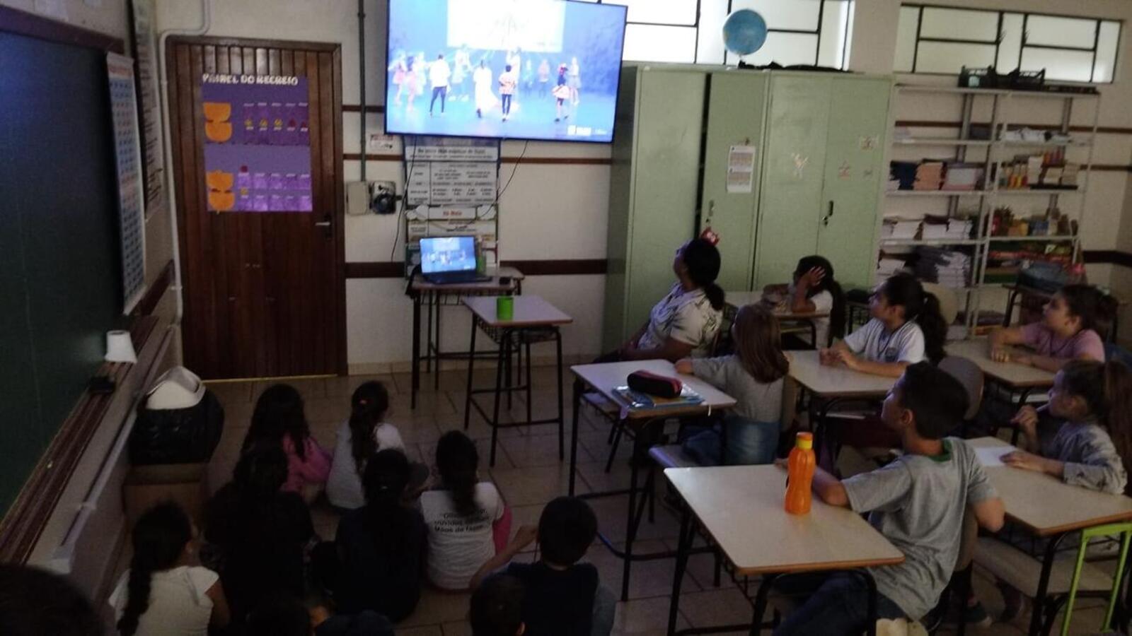Alunos também acompanharam das escolas pela live da Smed