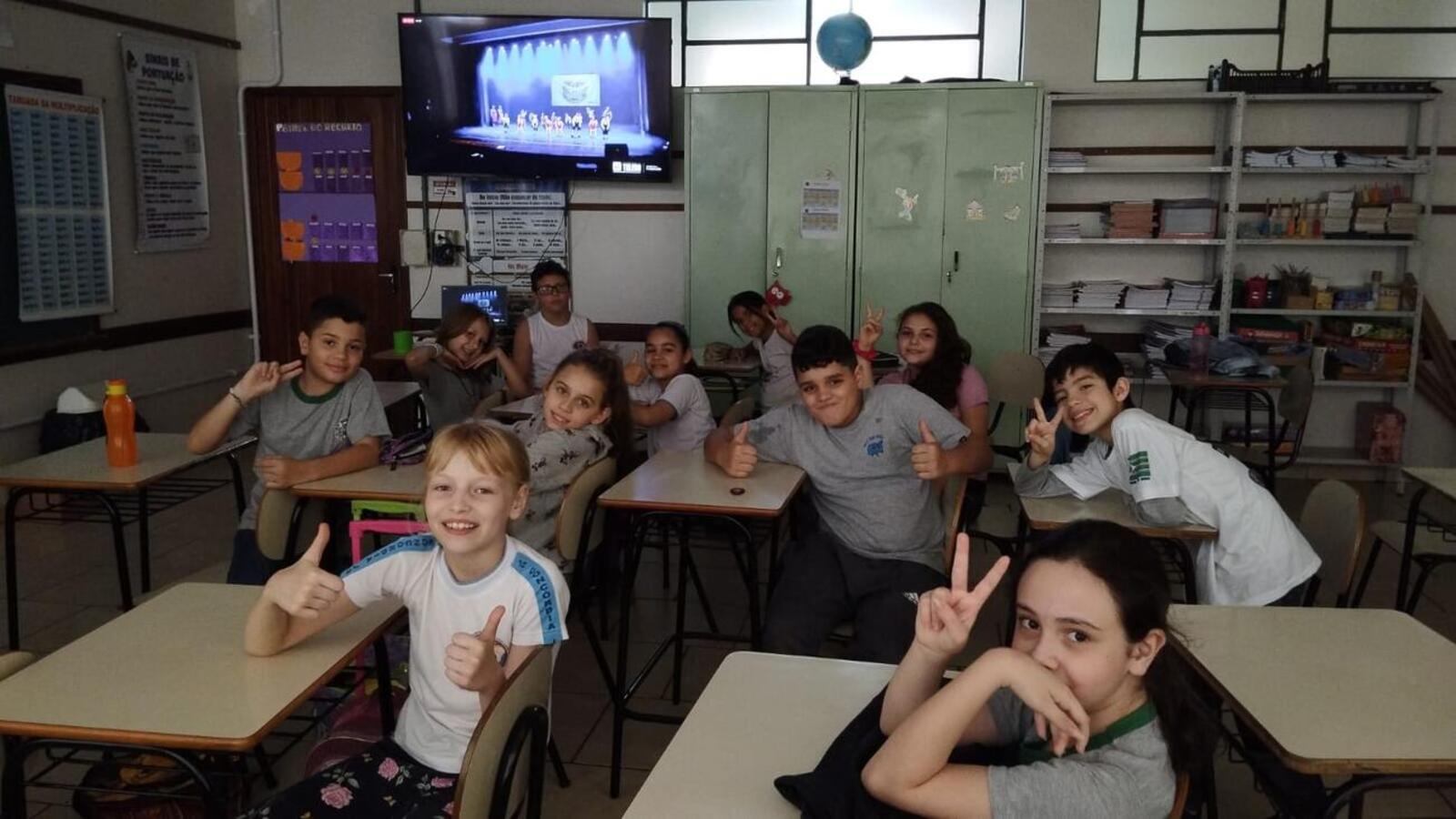 Alunos também acompanharam das escolas pela live da Smed