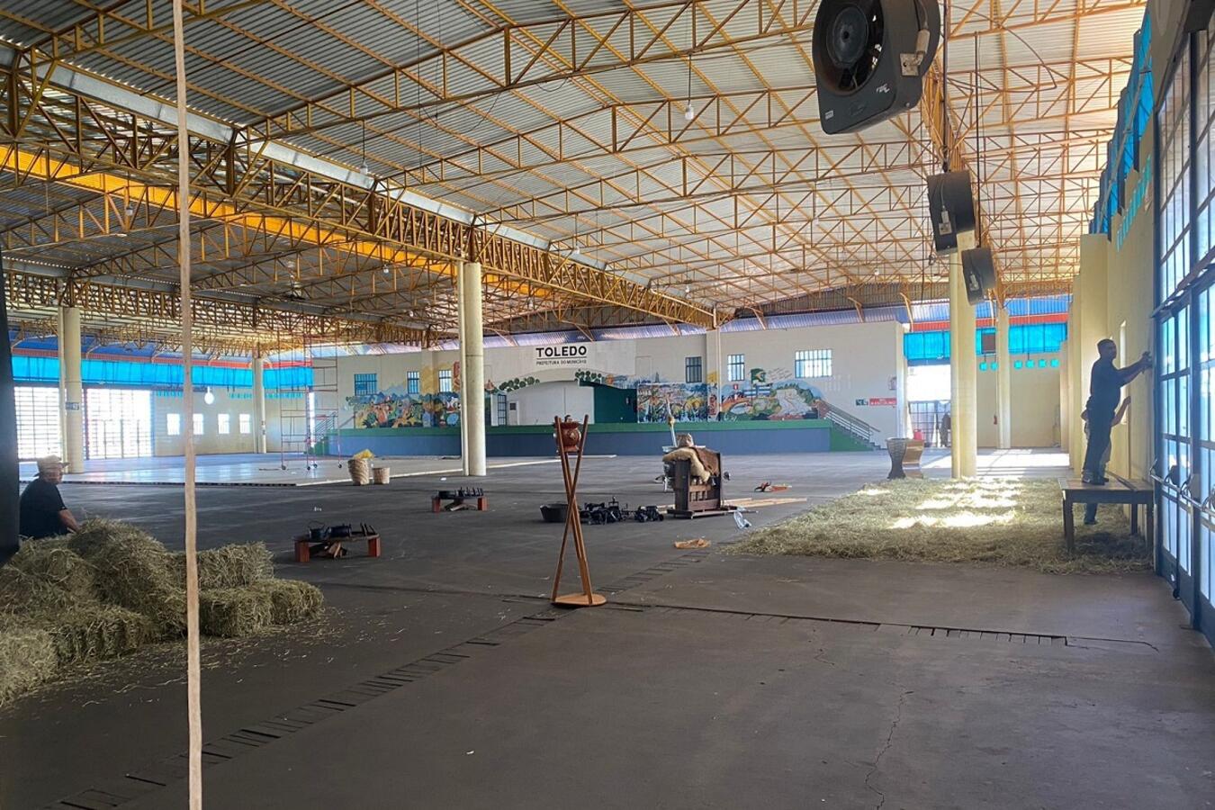 Centro de Eventos Ismael Sperafico começa a ser preparado para receber atrações que seguem até o dia 24: missa crioula, bailes, shows nativistas e visitas escolares