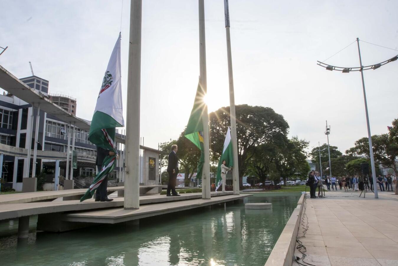 Todas as manhãs até dia 6 de setembro, pontualmente às 8h, será executado o hino nacional, estadual e municipal em frente a Prefeitura de Toledo