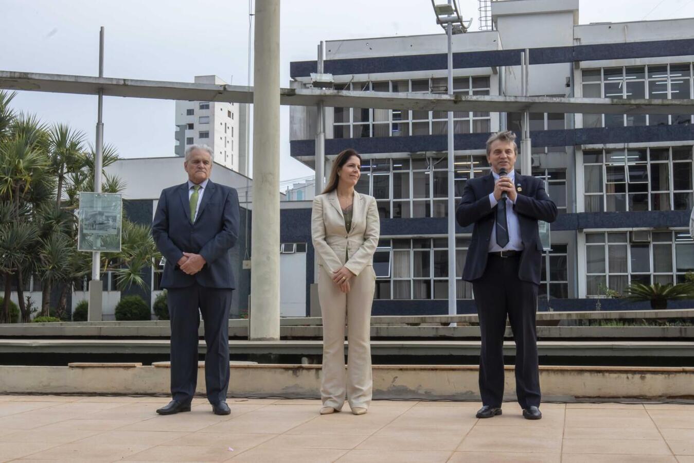 Todas as manhãs até dia 6 de setembro, pontualmente às 8h, será executado o hino nacional, estadual e municipal em frente a Prefeitura de Toledo
