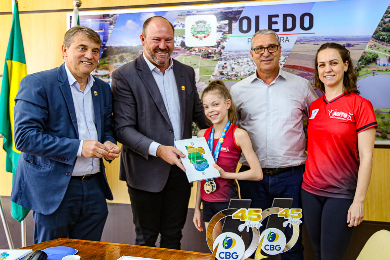 Campeã brasileira de ginástica rítmica foi recepcionada pelo Gabinete do Prefeito