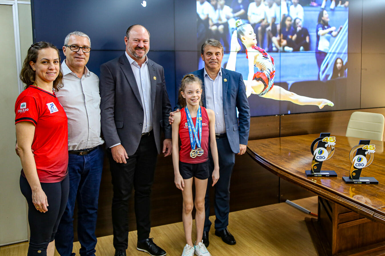 Campeã brasileira de ginástica rítmica foi recepcionada pelo Gabinete do Prefeito