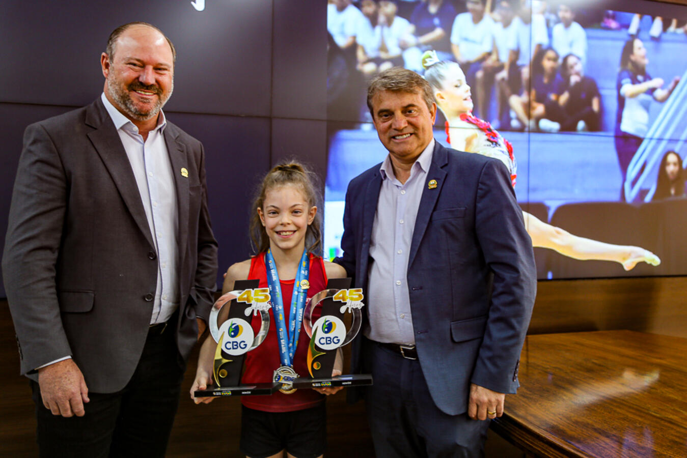 Campeã brasileira de ginástica rítmica foi recepcionada pelo Gabinete do Prefeito