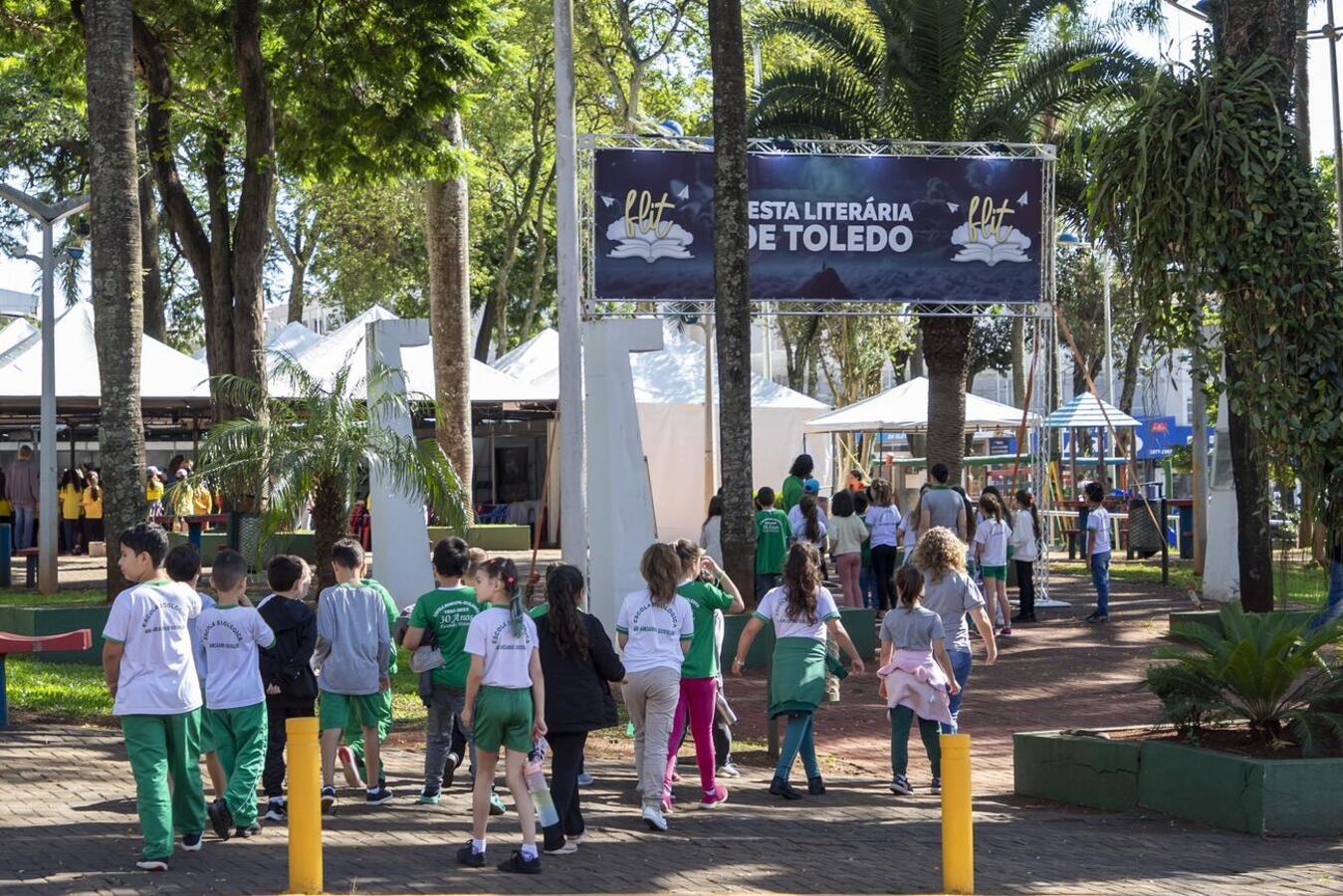Atividades do evento atraíram quase 5.000 pessoas; algumas cadastraram-se na Biblioteca Pública, que coleciona números admiráveis desde que foi reinaugurada