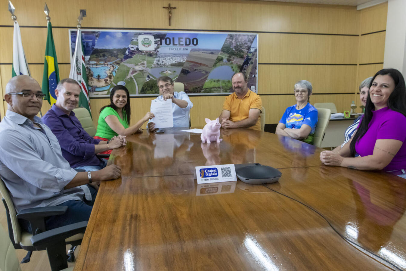Representantes da Fundação Educacional de Toledo (Funet) estiveram na tarde desta segunda-feira (16) na Sala de Reuniões do Gabinete do Prefeito para prestigiar o ato de sanção à Lei 2.677/2023, que declara a utilidade pública municipal da entidade. A matéria foi publicada na edição de hoje do Órgão Oficial e representa um novo momento para a instituição, que tem como finalidade incentivar, criar e manter estabelecimento de ensino onde se desenvolvem programas de educação, cultura, meio ambiente e ensino in