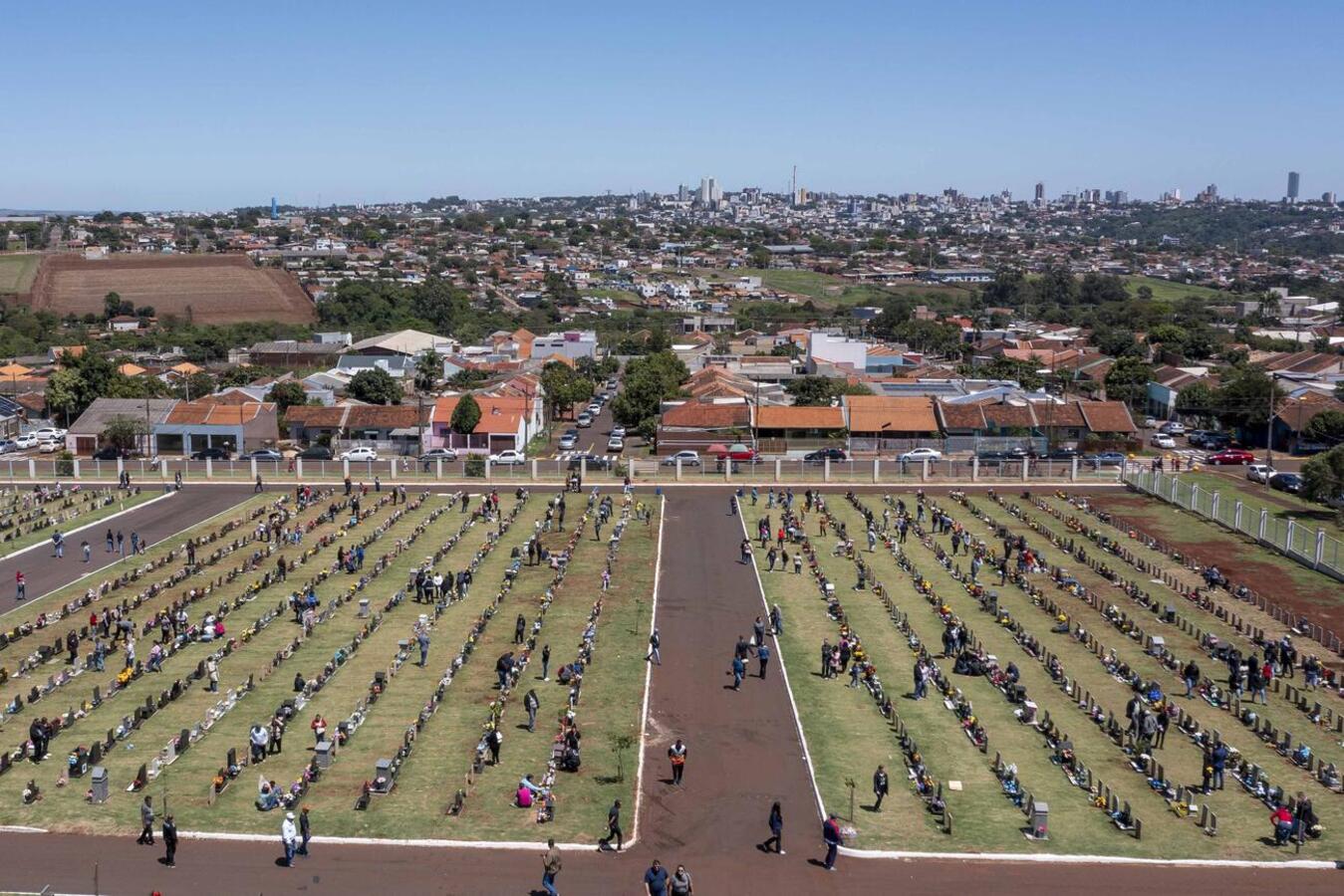 Espaços estão recebendo melhorias em vista do grande número de pessoas que estão sendo esperadas para esta data; familiares têm prazo até dia 28 para reformar túmulos