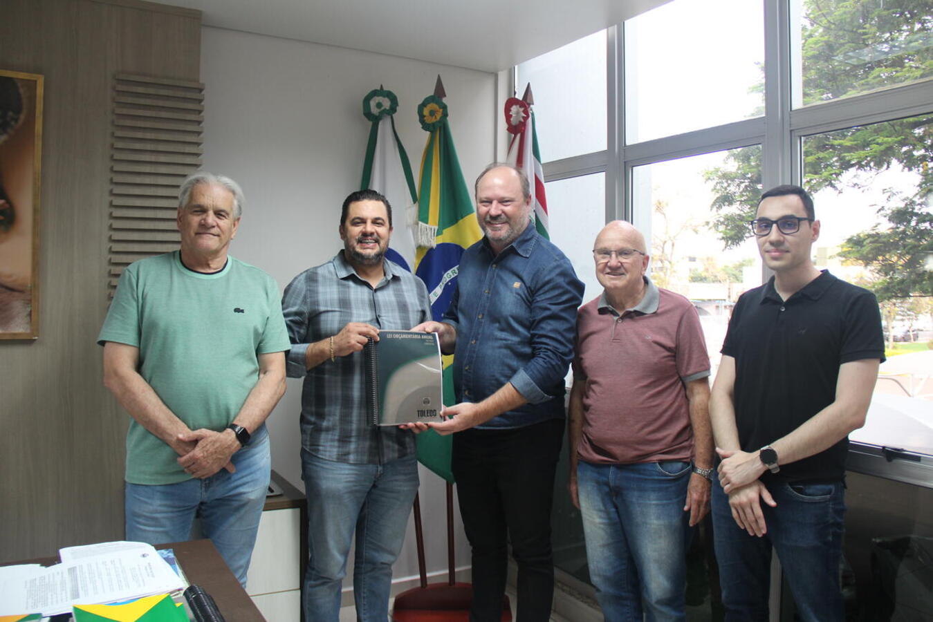 Administração municipal entrega LOA 2024 ao Legislativo