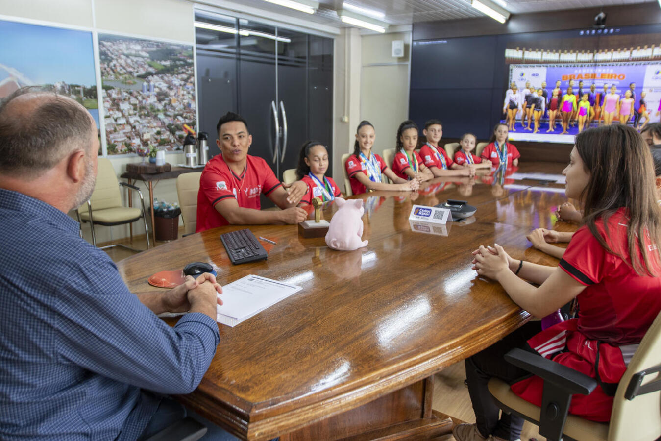Equipe de ginástica acrobática apresenta resultados ao Executivo Municipal