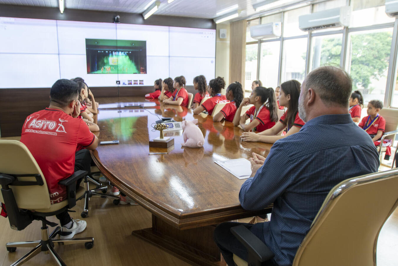 Equipe de ginástica acrobática apresenta resultados ao Executivo Municipal