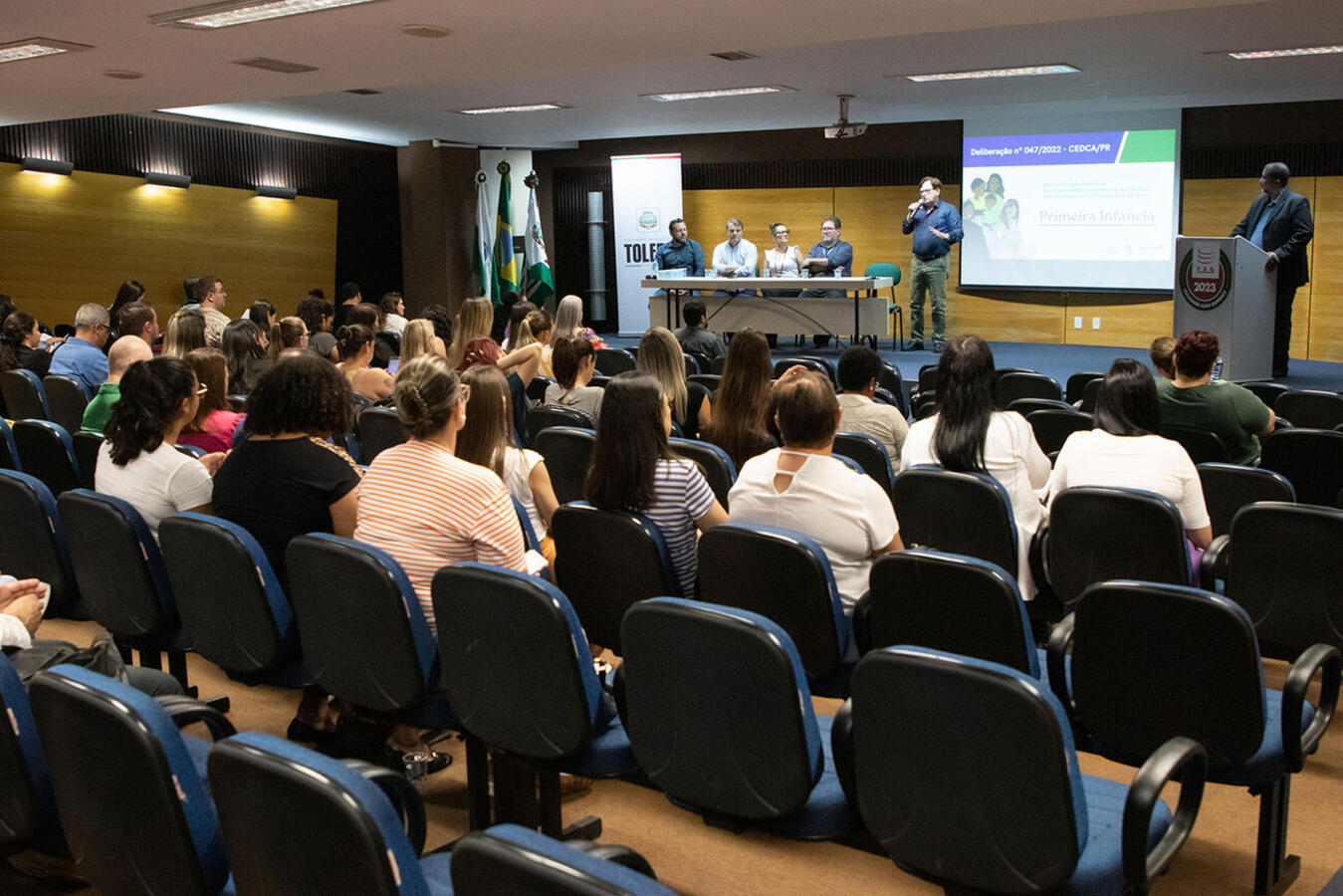 Prefeito Beto Lunitti compareceu, na manhã desta quarta-feira (25), no auditório da FAG/Toledo, à abertura de evento que reuniu técnicos de 48 municípios da região