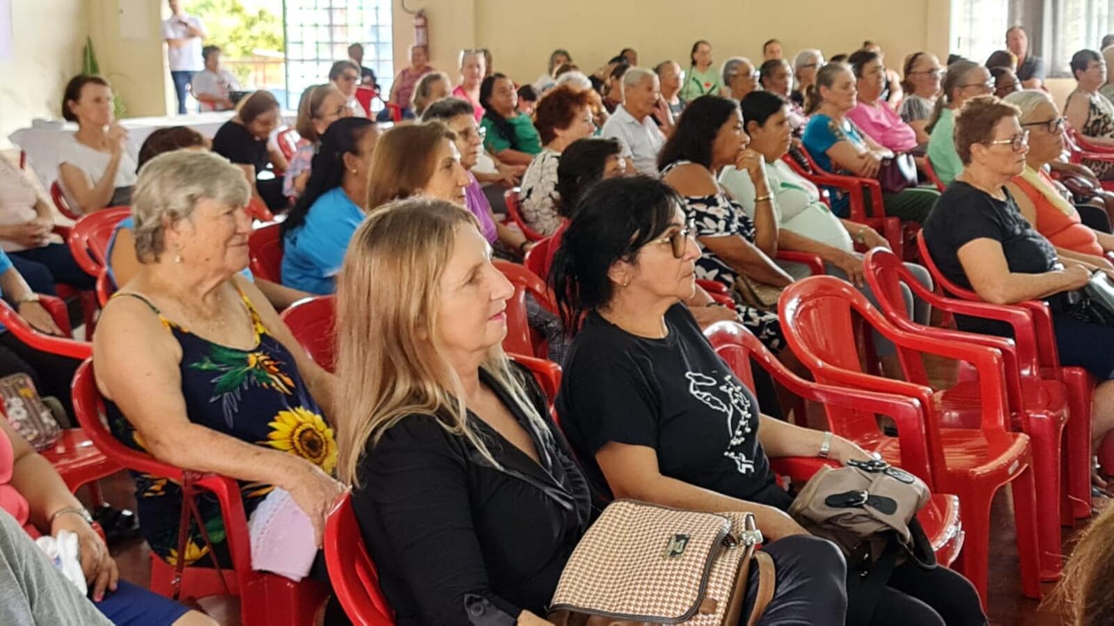 Centenas de idosos participaram do 2º Seminário de Esportes, Saúde e Segurança Alimentar realizado no Centro de Revitalização da Terceira Idade Dr. Wilson Carlos Kuhn (Certi Pioneiro) na manhã desta quarta-feira (22). O evento realizado pela Secretaria de Esportes e Lazer (Smel), por meio do Departamento do Idoso,  em parceria com o Departamento de Segurança Alimentar da Cozinha Social, contou com o apoio do Certi Pioneiro e Certi Coopagro. Apresentações culturais dos idosos e palestras educativas sobre a t