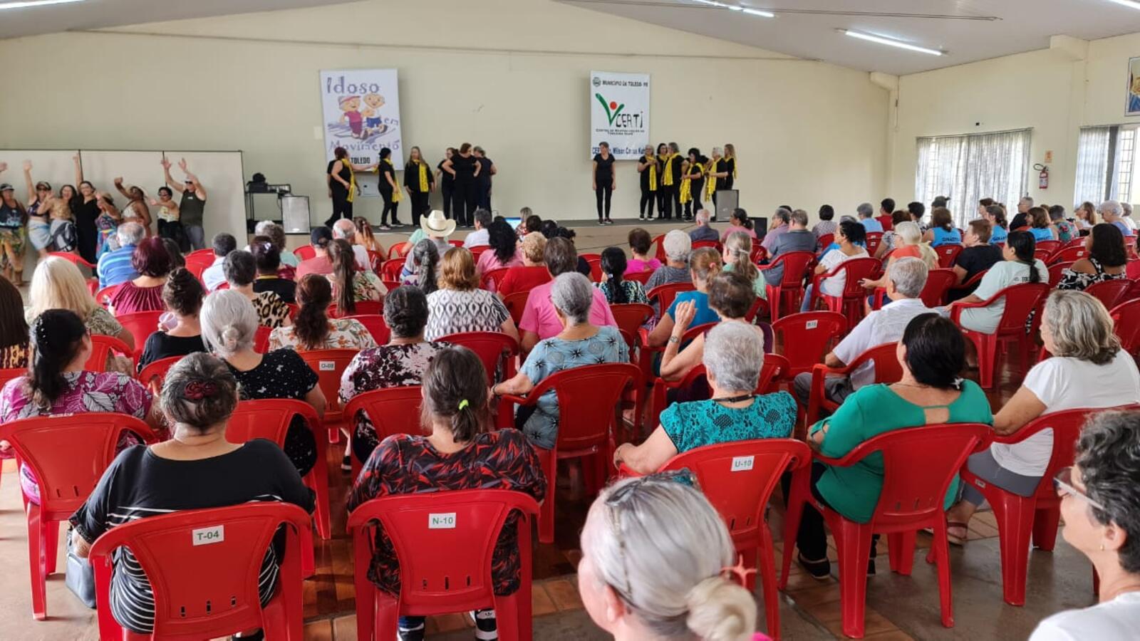 Centenas de idosos participaram do 2º Seminário de Esportes, Saúde e Segurança Alimentar realizado no Centro de Revitalização da Terceira Idade Dr. Wilson Carlos Kuhn (Certi Pioneiro) na manhã desta quarta-feira (22). O evento realizado pela Secretaria de Esportes e Lazer (Smel), por meio do Departamento do Idoso,  em parceria com o Departamento de Segurança Alimentar da Cozinha Social, contou com o apoio do Certi Pioneiro e Certi Coopagro. Apresentações culturais dos idosos e palestras educativas sobre a t