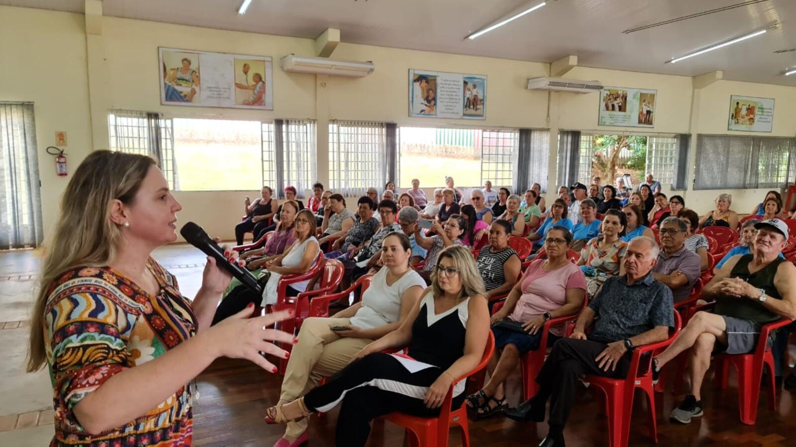 Centenas de idosos participaram do 2º Seminário de Esportes, Saúde e Segurança Alimentar realizado no Centro de Revitalização da Terceira Idade Dr. Wilson Carlos Kuhn (Certi Pioneiro) na manhã desta quarta-feira (22). O evento realizado pela Secretaria de Esportes e Lazer (Smel), por meio do Departamento do Idoso,  em parceria com o Departamento de Segurança Alimentar da Cozinha Social, contou com o apoio do Certi Pioneiro e Certi Coopagro. Apresentações culturais dos idosos e palestras educativas sobre a t