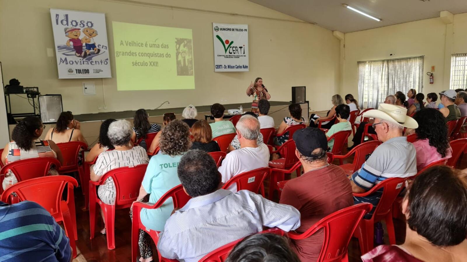 Centenas de idosos participaram do 2º Seminário de Esportes, Saúde e Segurança Alimentar realizado no Centro de Revitalização da Terceira Idade Dr. Wilson Carlos Kuhn (Certi Pioneiro) na manhã desta quarta-feira (22). O evento realizado pela Secretaria de Esportes e Lazer (Smel), por meio do Departamento do Idoso,  em parceria com o Departamento de Segurança Alimentar da Cozinha Social, contou com o apoio do Certi Pioneiro e Certi Coopagro. Apresentações culturais dos idosos e palestras educativas sobre a t