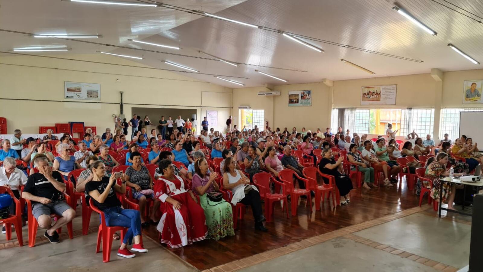 Centenas de idosos participaram do 2º Seminário de Esportes, Saúde e Segurança Alimentar realizado no Centro de Revitalização da Terceira Idade Dr. Wilson Carlos Kuhn (Certi Pioneiro) na manhã desta quarta-feira (22). O evento realizado pela Secretaria de Esportes e Lazer (Smel), por meio do Departamento do Idoso,  em parceria com o Departamento de Segurança Alimentar da Cozinha Social, contou com o apoio do Certi Pioneiro e Certi Coopagro. Apresentações culturais dos idosos e palestras educativas sobre a t