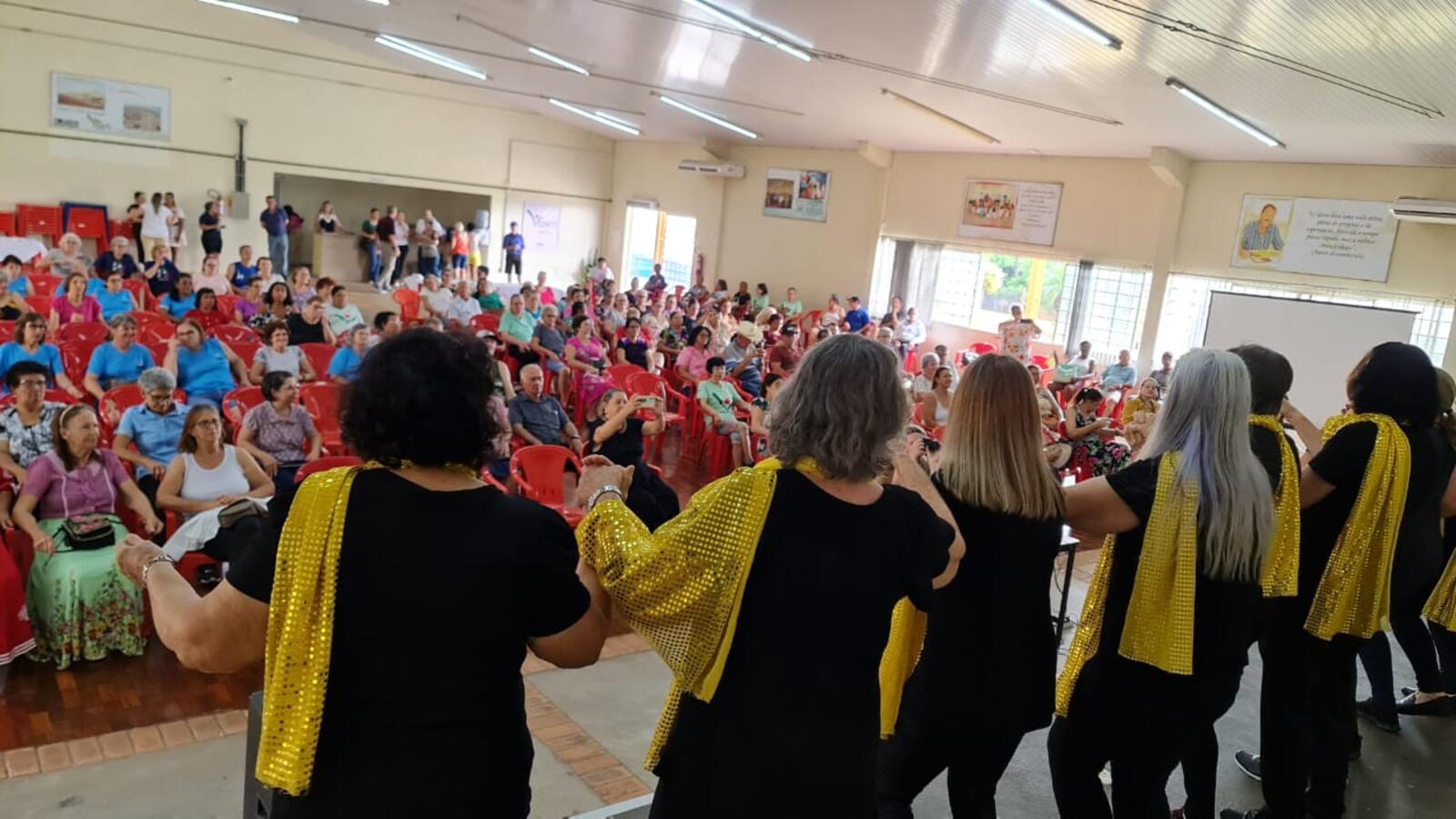 Centenas de idosos participaram do 2º Seminário de Esportes, Saúde e Segurança Alimentar realizado no Centro de Revitalização da Terceira Idade Dr. Wilson Carlos Kuhn (Certi Pioneiro) na manhã desta quarta-feira (22). O evento realizado pela Secretaria de Esportes e Lazer (Smel), por meio do Departamento do Idoso,  em parceria com o Departamento de Segurança Alimentar da Cozinha Social, contou com o apoio do Certi Pioneiro e Certi Coopagro. Apresentações culturais dos idosos e palestras educativas sobre a t