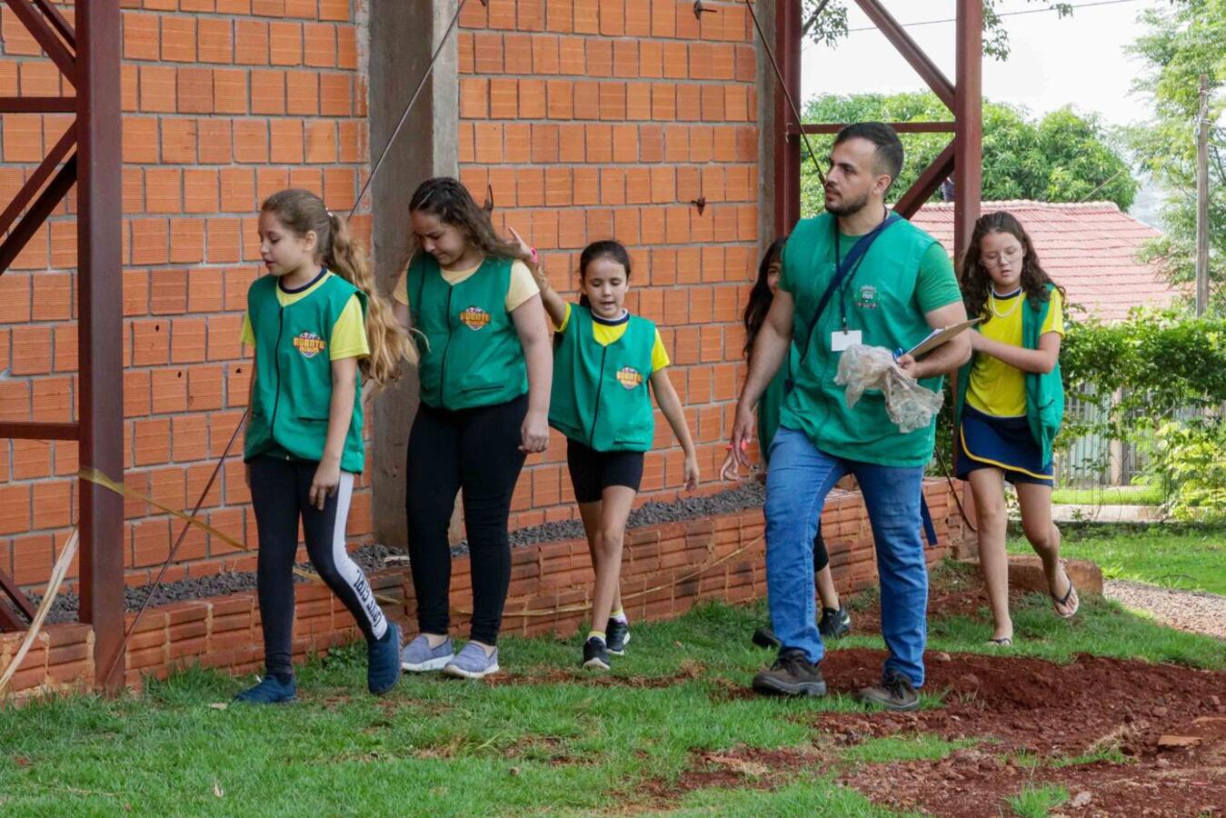 Alunos realizam vistoria nas imediações da escola e da comunidade em alusão ao Dia Nacional de Combate à Dengue (19 de novembro)
