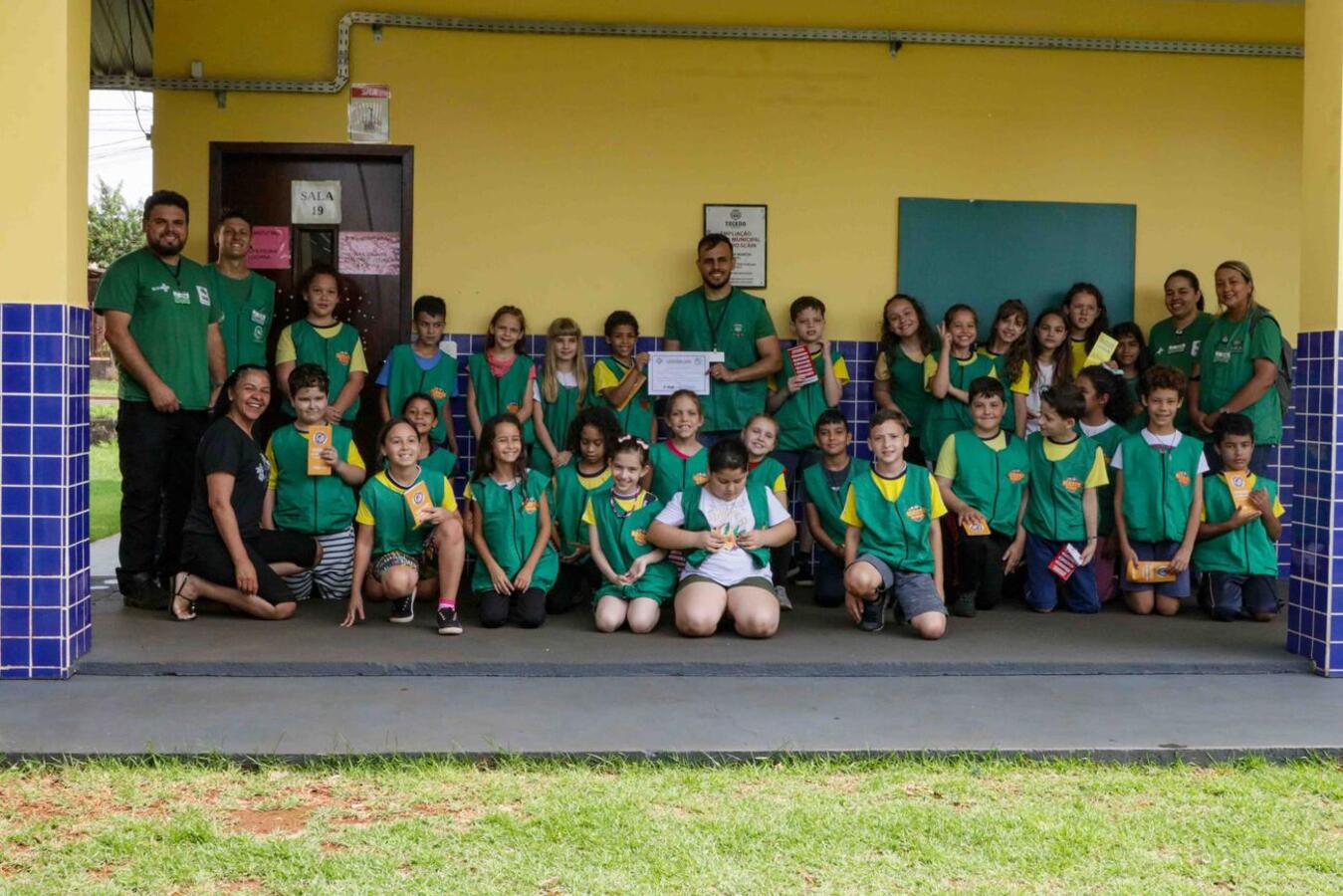 Alunos realizam vistoria nas imediações da escola e da comunidade em alusão ao Dia Nacional de Combate à Dengue (19 de novembro)