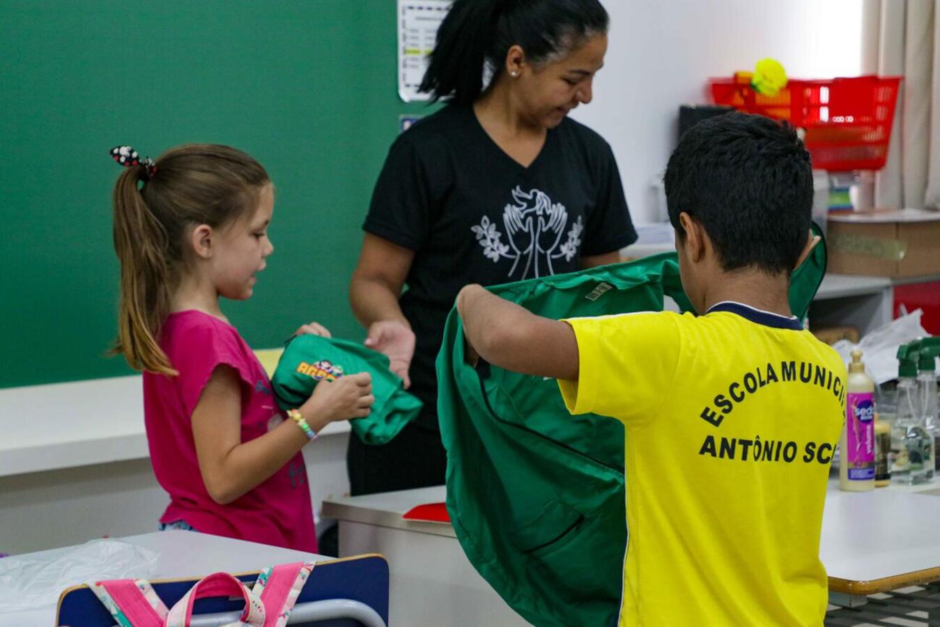 Alunos realizam vistoria nas imediações da escola e da comunidade em alusão ao Dia Nacional de Combate à Dengue (19 de novembro)