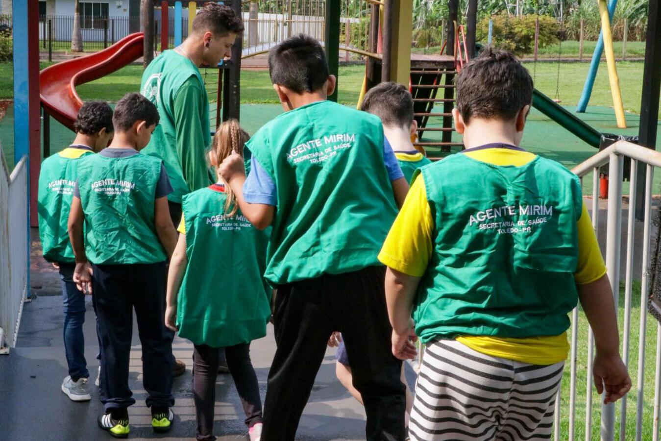 Alunos realizam vistoria nas imediações da escola e da comunidade em alusão ao Dia Nacional de Combate à Dengue (19 de novembro)