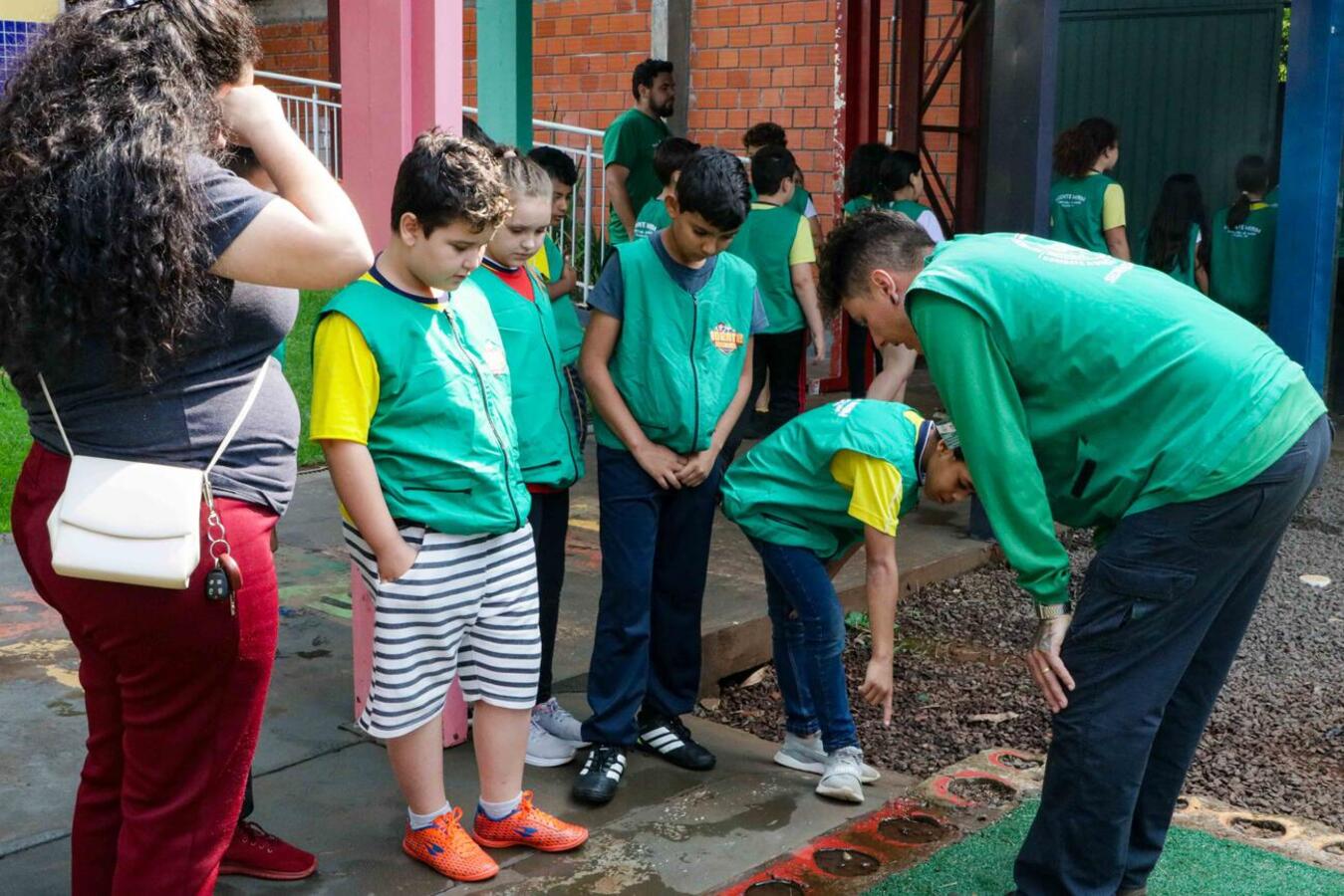 Alunos realizam vistoria nas imediações da escola e da comunidade em alusão ao Dia Nacional de Combate à Dengue (19 de novembro)
