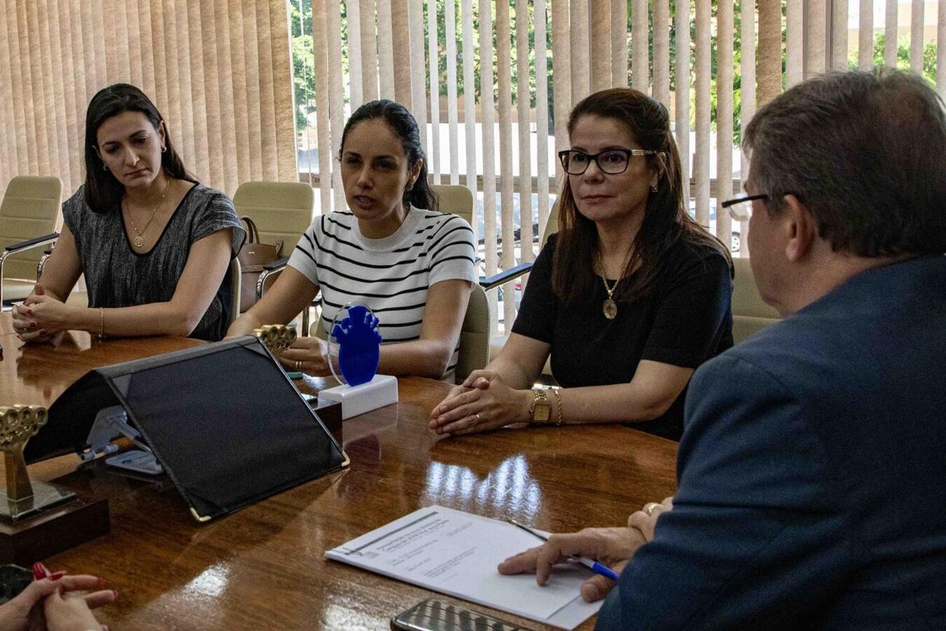 Ao lado da antecessora e da vice, Ana Paula Brandalize recebeu, na manhã de segunda (6) as boas-vindas do chefe do Executivo e da secretária de Saúde