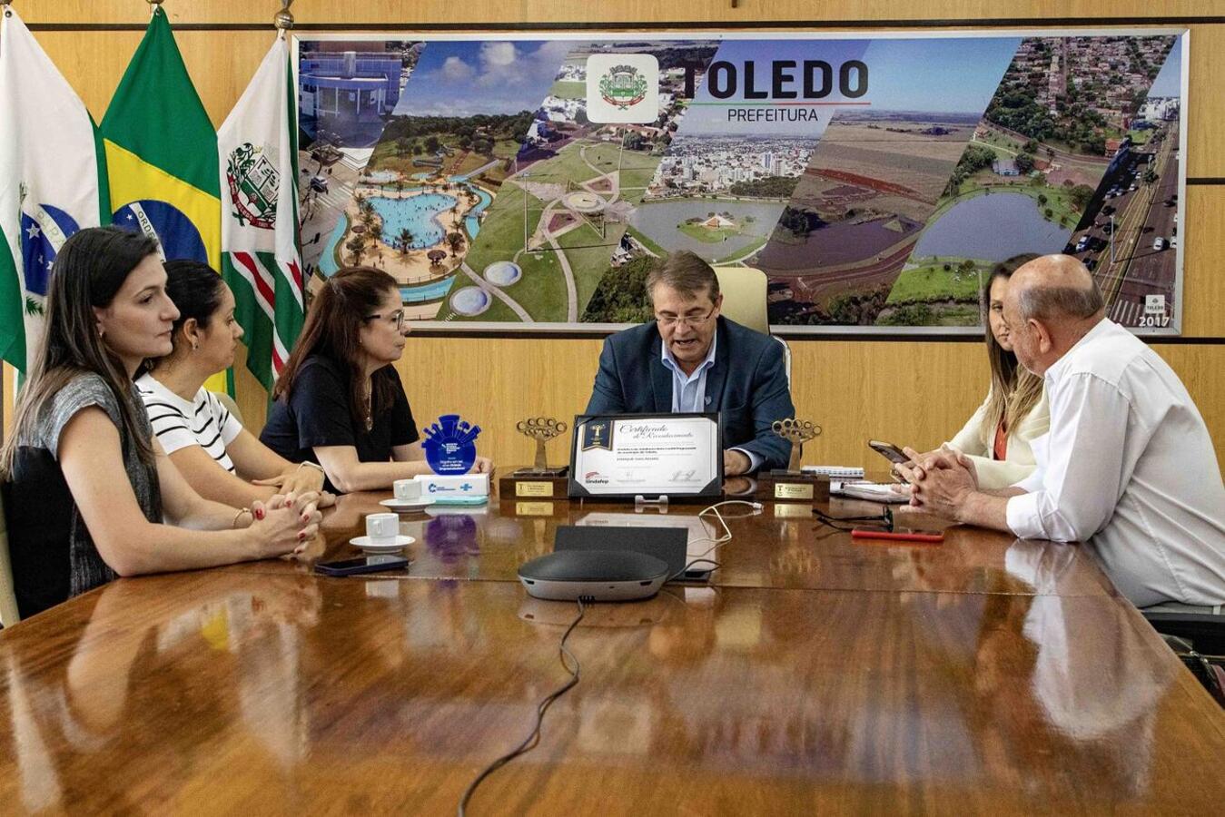 Ao lado da antecessora e da vice, Ana Paula Brandalize recebeu, na manhã de segunda (6) as boas-vindas do chefe do Executivo e da secretária de Saúde