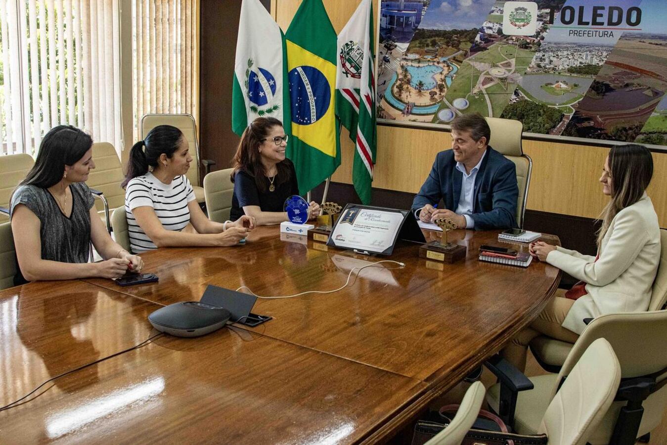 Ao lado da antecessora e da vice, Ana Paula Brandalize recebeu, na manhã de segunda (6) as boas-vindas do chefe do Executivo e da secretária de Saúde