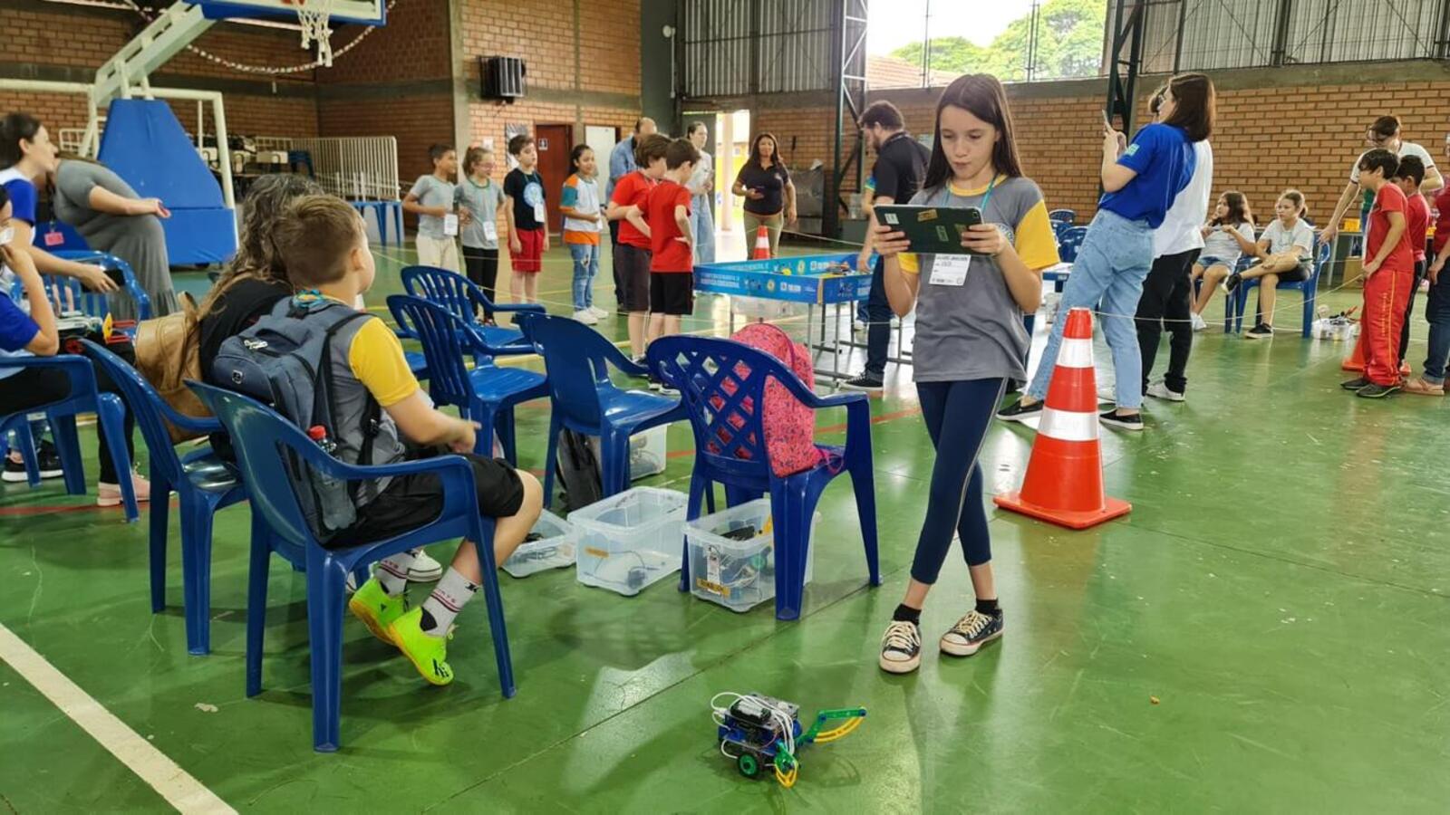 Alunos das 36 escolas municipais de Toledo se enfrentam com os robôs construídos nas aulas de robótica