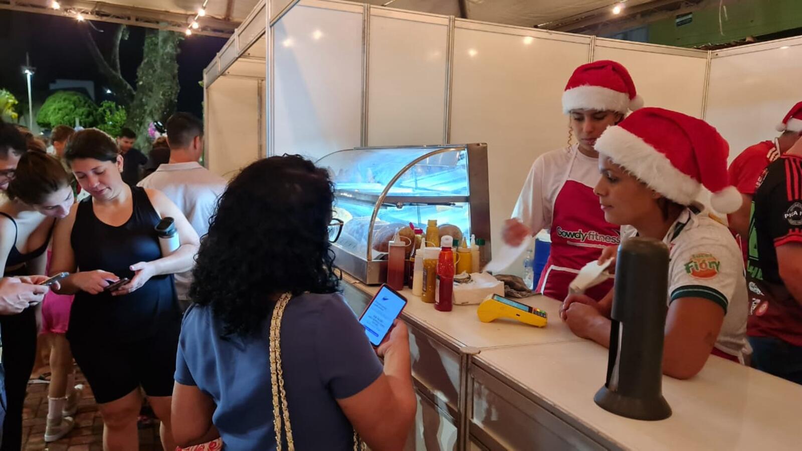 A solenidade de abertura dos 55 dias de festejos natalinos lotou a Praça Willy Barth e seu entorno na noite de sexta-feira (10)