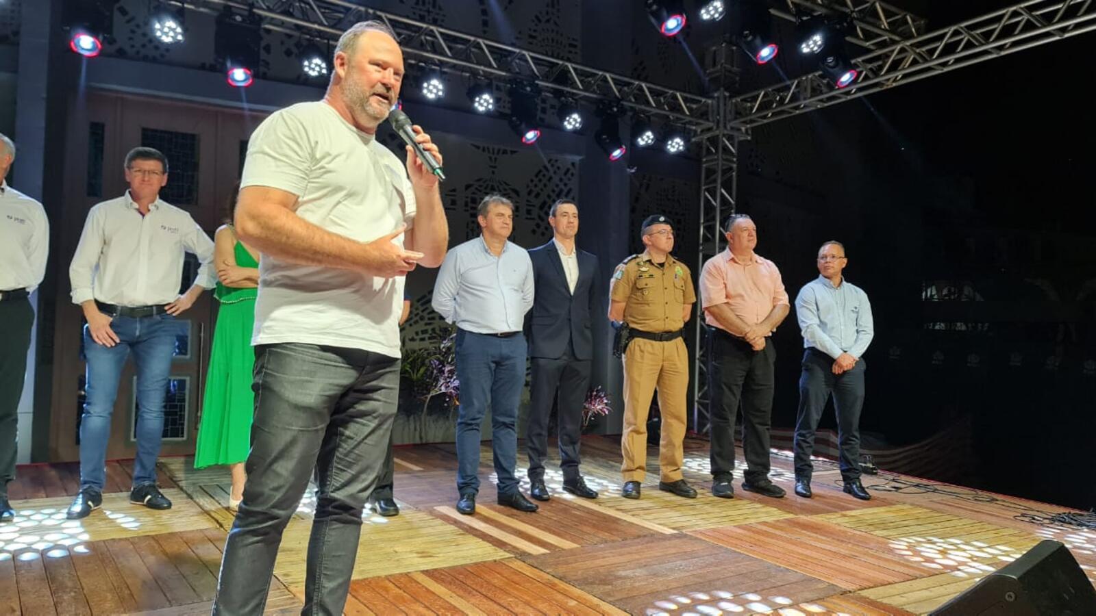 A solenidade de abertura dos 55 dias de festejos natalinos lotou a Praça Willy Barth e seu entorno na noite de sexta-feira (10)