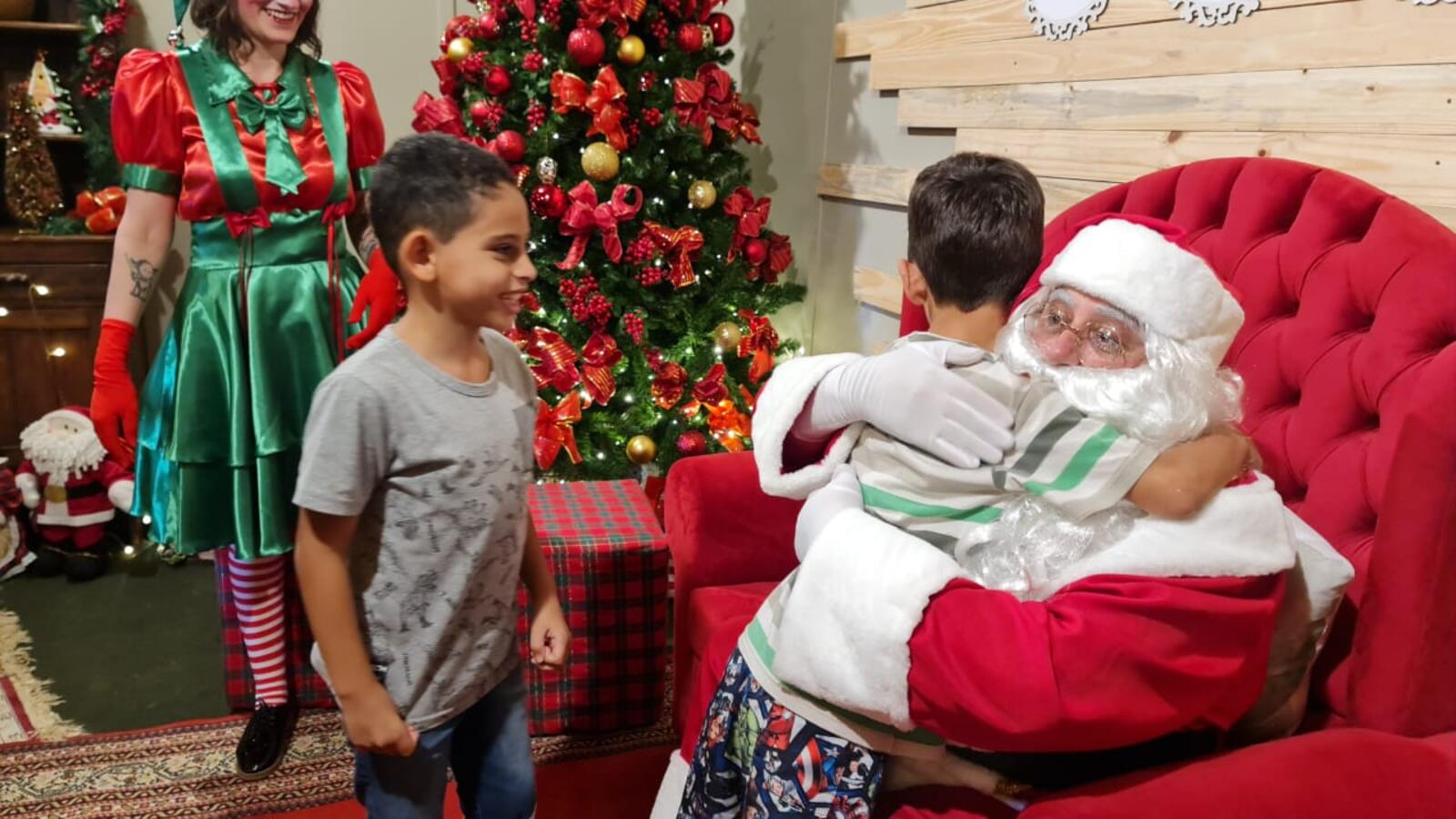 A solenidade de abertura dos 55 dias de festejos natalinos lotou a Praça Willy Barth e seu entorno na noite de sexta-feira (10)
