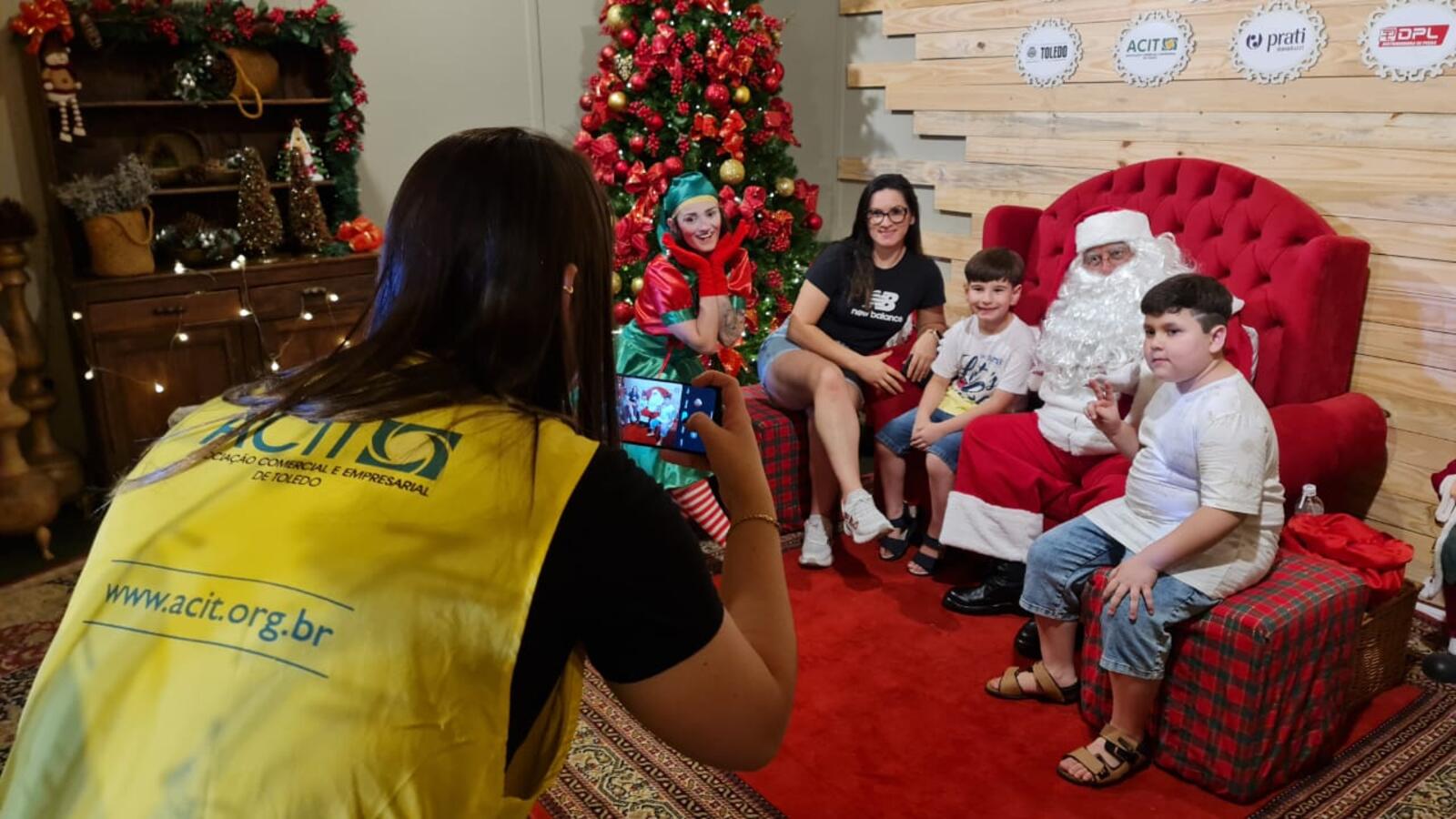A solenidade de abertura dos 55 dias de festejos natalinos lotou a Praça Willy Barth e seu entorno na noite de sexta-feira (10)
