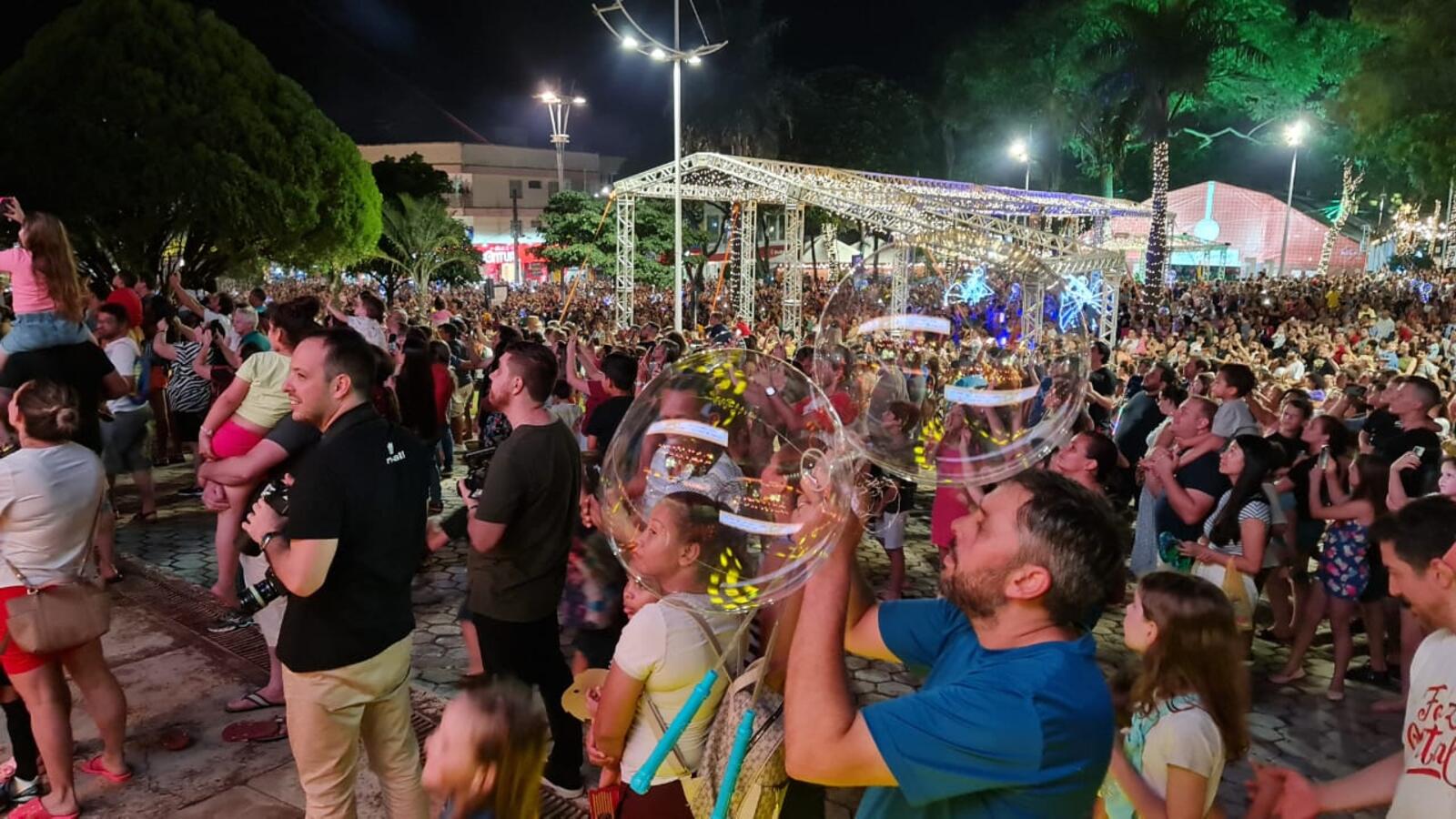 A solenidade de abertura dos 55 dias de festejos natalinos lotou a Praça Willy Barth e seu entorno na noite de sexta-feira (10)