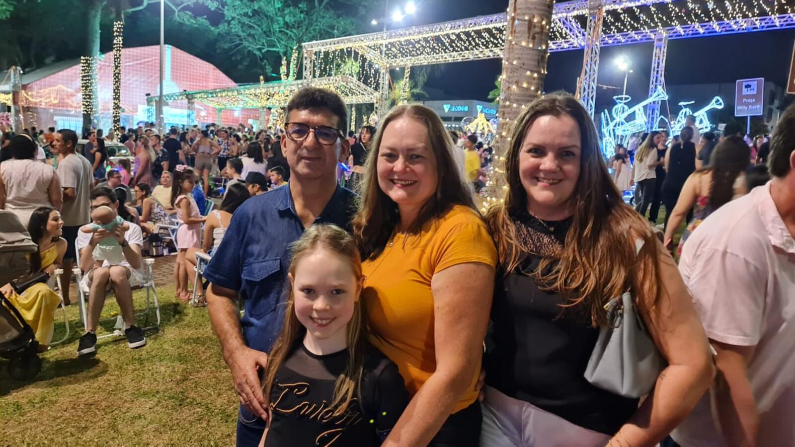 A solenidade de abertura dos 55 dias de festejos natalinos lotou a Praça Willy Barth e seu entorno na noite de sexta-feira (10)