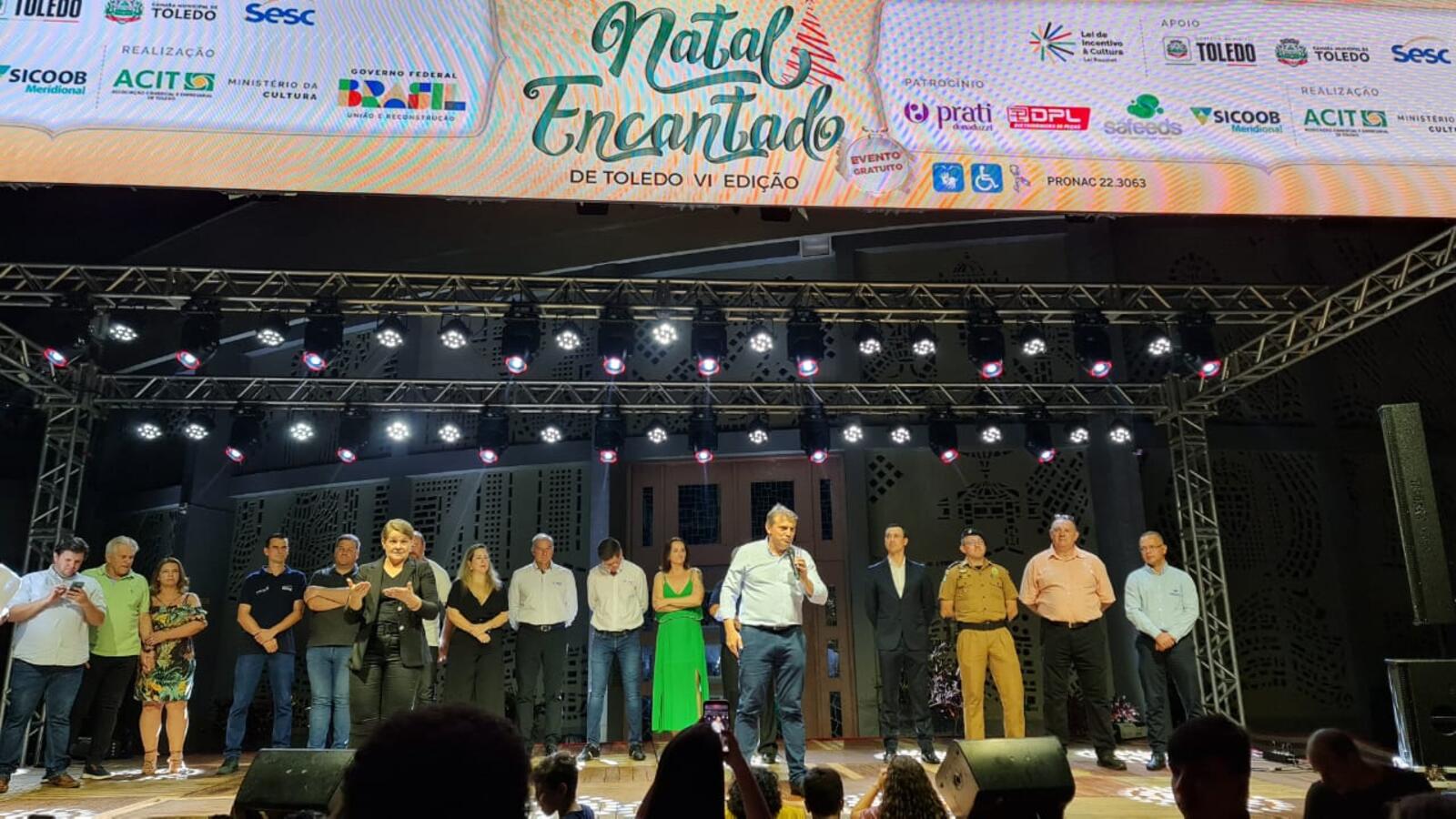 A solenidade de abertura dos 55 dias de festejos natalinos lotou a Praça Willy Barth e seu entorno na noite de sexta-feira (10)