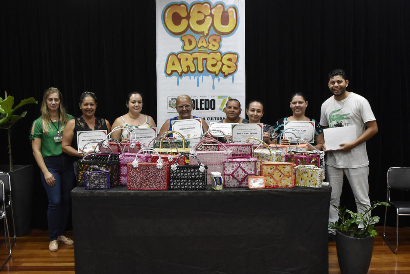 Entrega de certificados a alunos de Informática Básica e 11 de Confecção de Bolsas com Garrafa Pet ocorreu na tarde de quinta (23), na sede do equipamento público