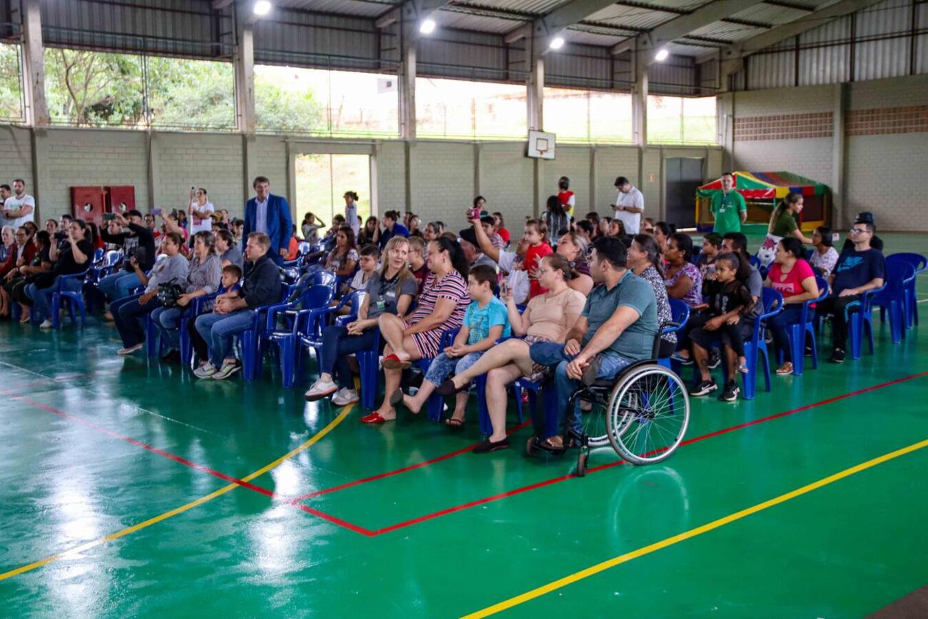A entrega da estrutura reformada aconteceu com a presença da comunidade escolar 