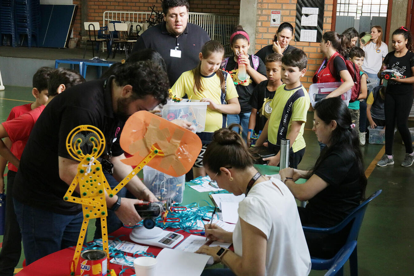 Alunos das 36 escolas municipais de Toledo se enfrentam com os robôs construídos nas aulas de robótica