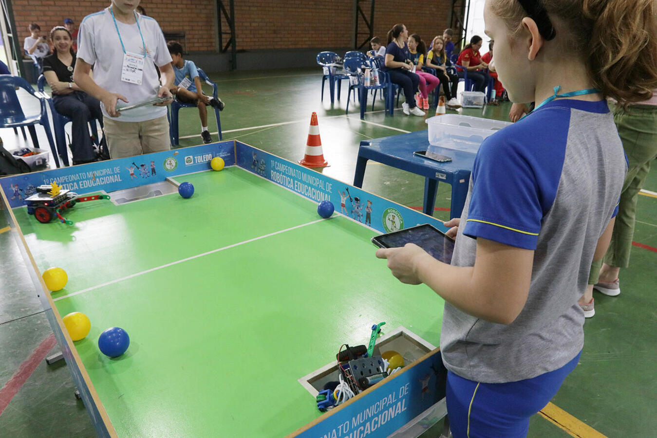 Alunos das 36 escolas municipais de Toledo se enfrentam com os robôs construídos nas aulas de robótica