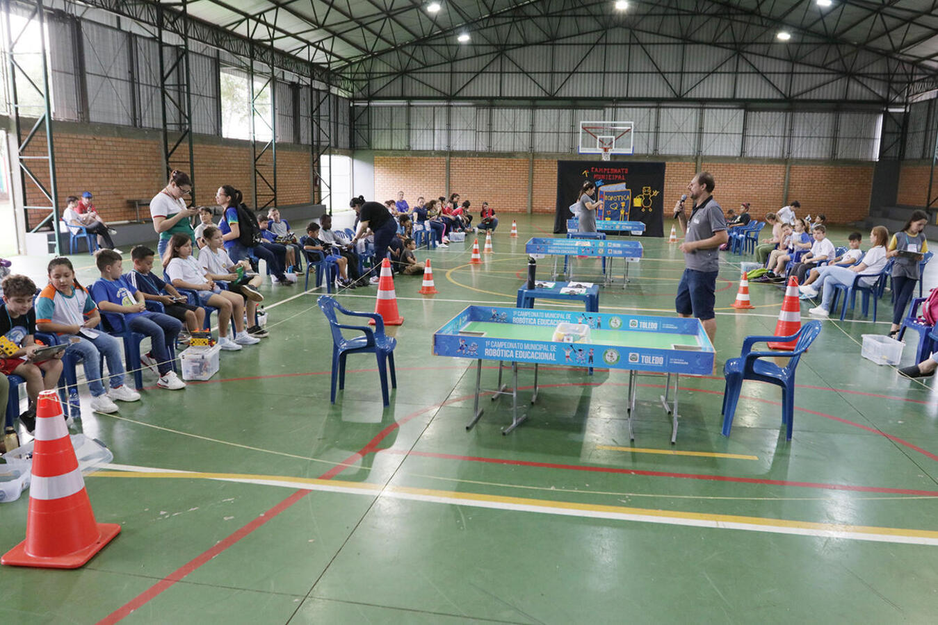 Alunos das 36 escolas municipais de Toledo se enfrentam com os robôs construídos nas aulas de robótica