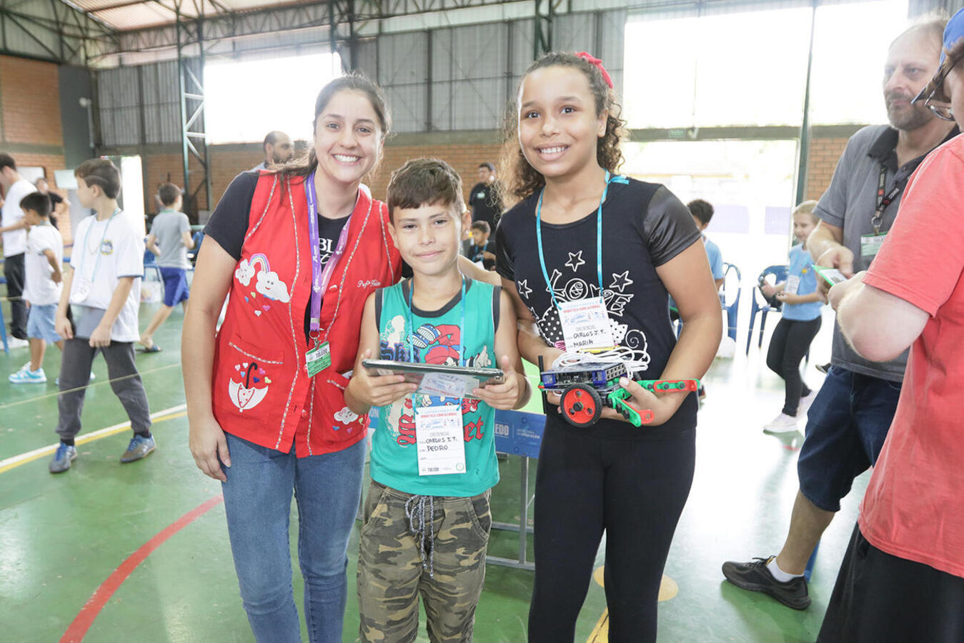 Alunos das 36 escolas municipais de Toledo se enfrentam com os robôs construídos nas aulas de robótica