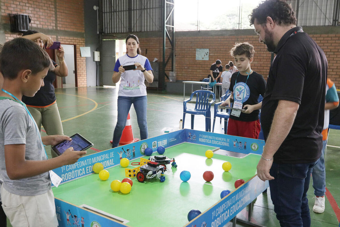 Alunos das 36 escolas municipais de Toledo se enfrentam com os robôs construídos nas aulas de robótica
