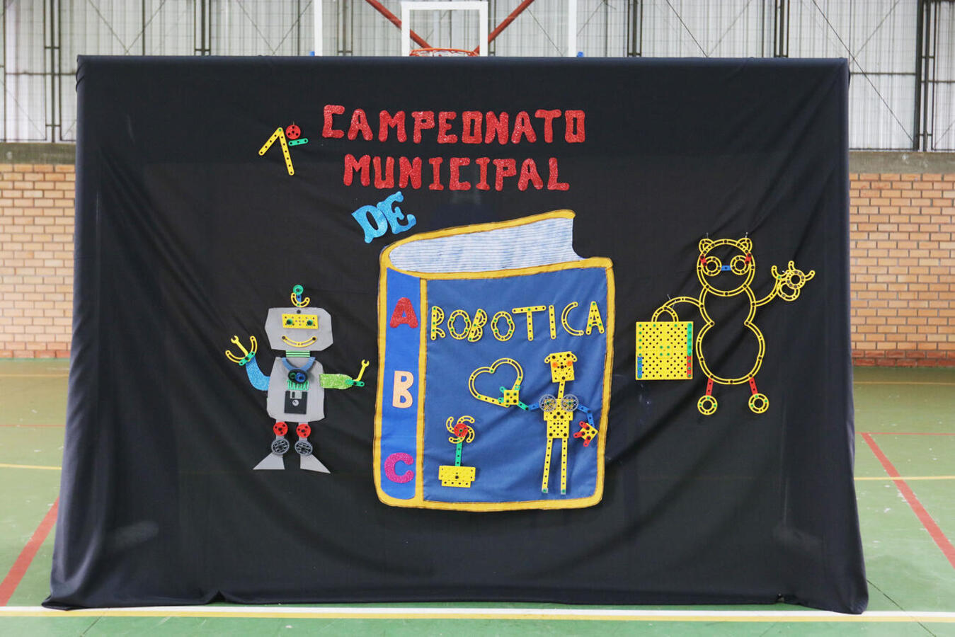 Alunos das 36 escolas municipais de Toledo se enfrentam com os robôs construídos nas aulas de robótica