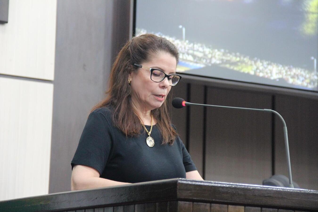 Ao lado da antecessora e da vice, Ana Paula Brandalize recebeu, na manhã de segunda (6) as boas-vindas do chefe do Executivo e da secretária de Saúde
