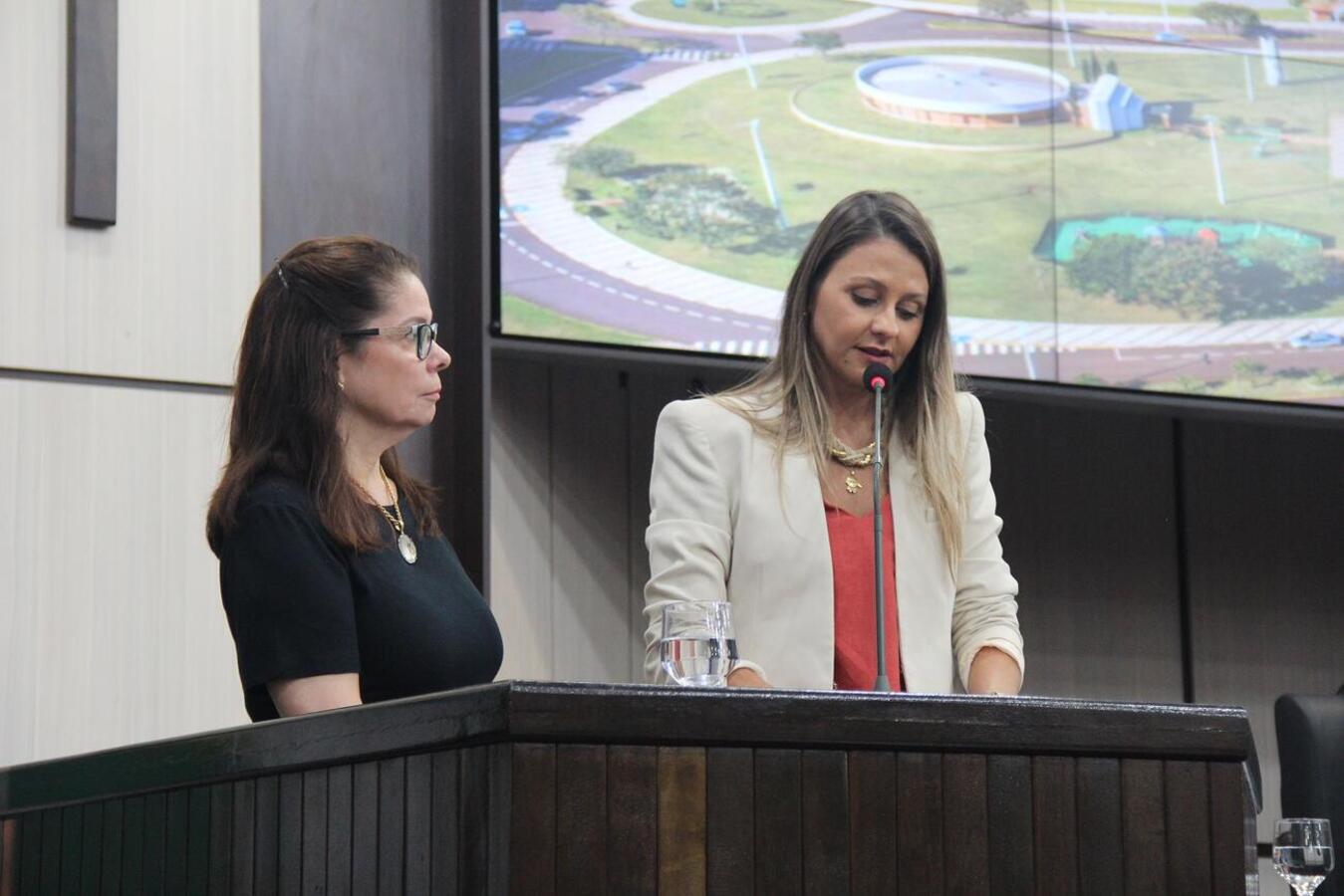 Ao lado da antecessora e da vice, Ana Paula Brandalize recebeu, na manhã de segunda (6) as boas-vindas do chefe do Executivo e da secretária de Saúde